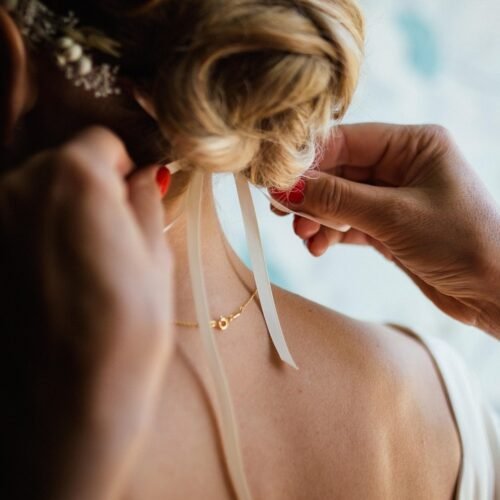 pexels-tying-hair-1846171_1280 צמיד Golden Harmony