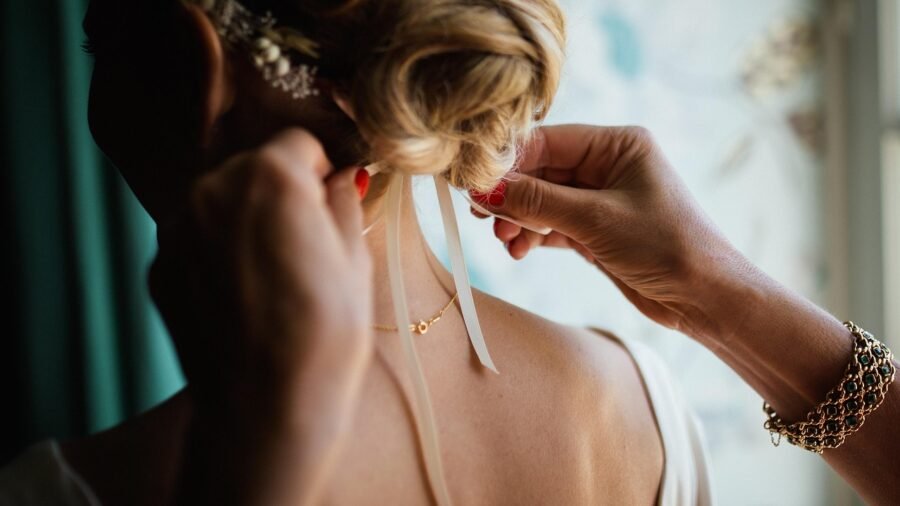 pexels-tying-hair-1846171_1280 צמיד Golden Harmony